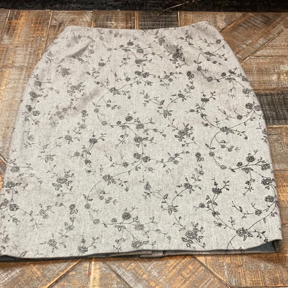 Emanuel Ungaro petite floral print wool skirt. Size 4.